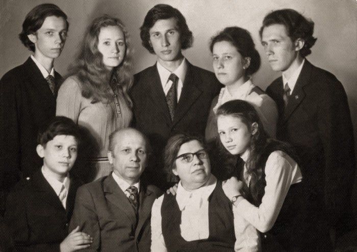 Семейное фото. 1975 г. В первом ряду – Василий, о. Глеб, Лидия Влади- мировна, Мария; во втором – Кирилл, Анна (жена Сергея), Сергей, Александра, Иоанн
