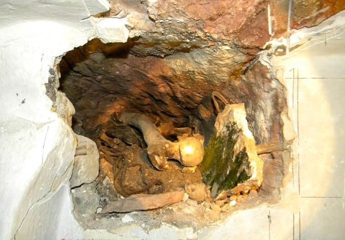 Неизвестное захоронение обнаружили археологи в Киево-Печерской лавре