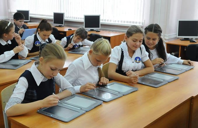В новом учебном году в ряде московских школ опробуют электронные учебники