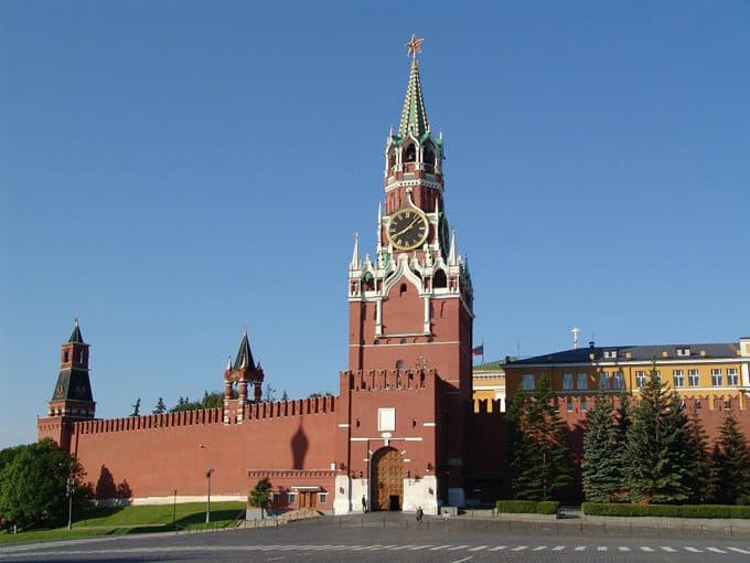 В Кремле для прохода туристов открыли ворота Спасской башни