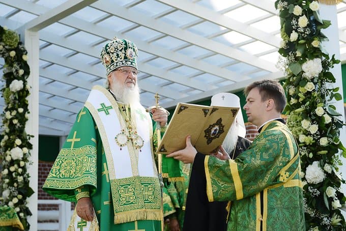 Патриарх Кирилл помолился о погибших во время артобстрела храма в Донецкой области