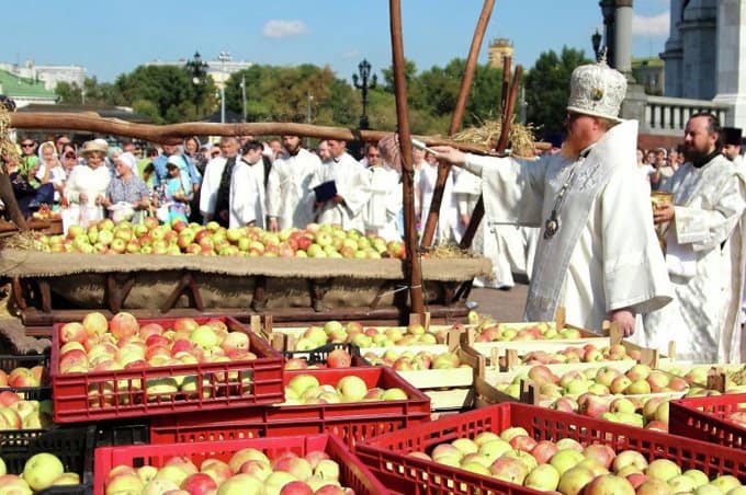 Освященные Церковью 250 тысяч яблок передадут детям-инвалидам