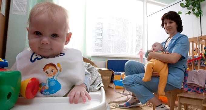 За два года сирот в России стало на 27 тысяч меньше