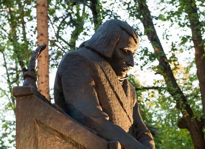Памятник писателю Николаю Гоголю открыли в Калуге