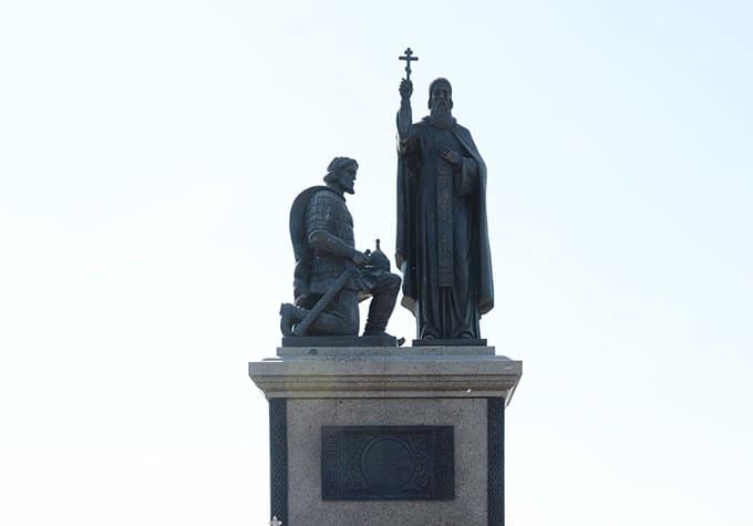 Патриарх Кирилл освятил памятник сразу двум святым