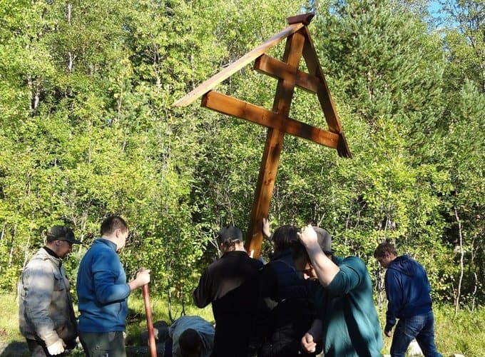 На месте захоронений узников Соловецкого лагеря установили памятный крест