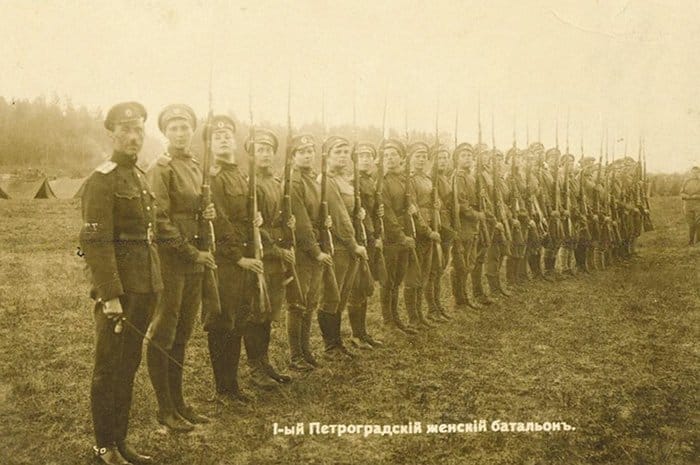 1-й Петроградский женский батальон на построении. 1917