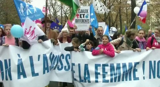 Париж и Бордо снова выступили против однополых союзов