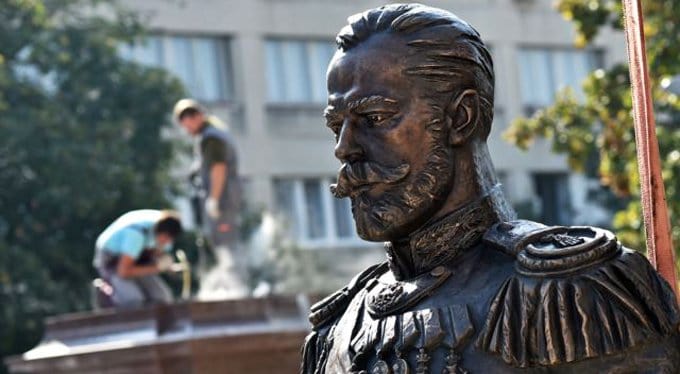 Сербы установили в Белграде памятник царю Николаю II