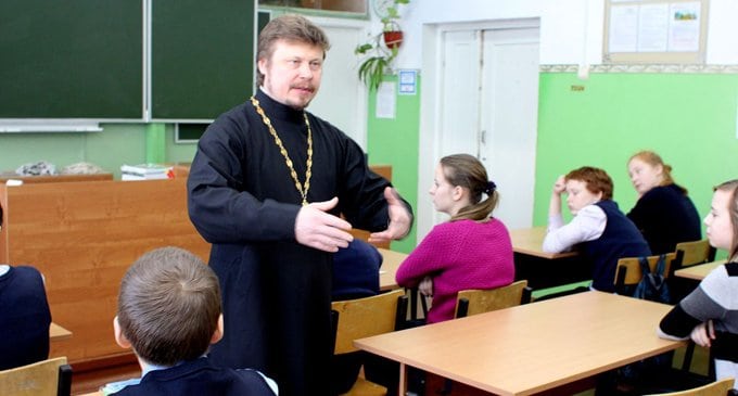В школах Москвы разрешили рассказывать о православии после уроков