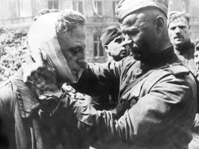 советский солдат перевязывает раненого гитлеровца