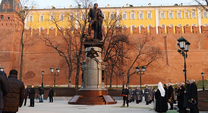 Патриарх Кирилл освятил памятник Александру I у стен Кремля