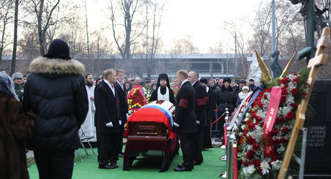 Хоккейного тренера Виктора Тихонова похоронили рядом с храмом