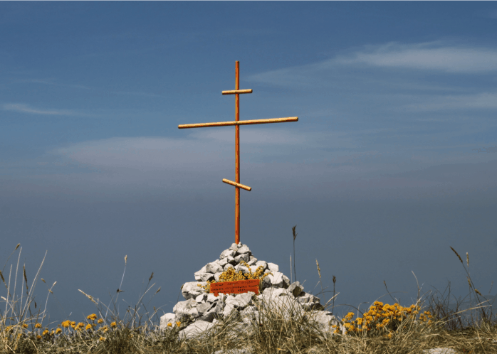 Крест, установленный «вестниками», в память о русских эмигрантах в Черногории