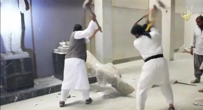 Боевики «ИГИЛ» кувалдами уничтожают культурное наследие Ирака