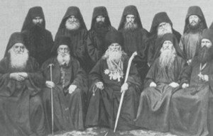 Часть братии и гости Русского монастыря (XIX в.) с духовником обители о. Иеронимом (сидит второй справа). 