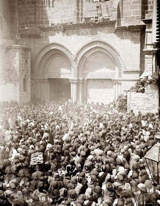 Паломники у Храма Гроба Господня в Иерусалиме. Фото начала XX в.
