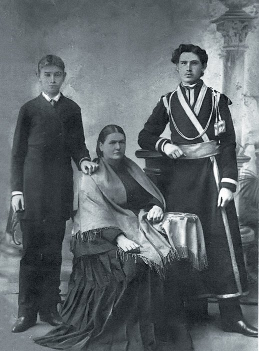 Братья  Николай (слева) и Константин Розовы с матерью
