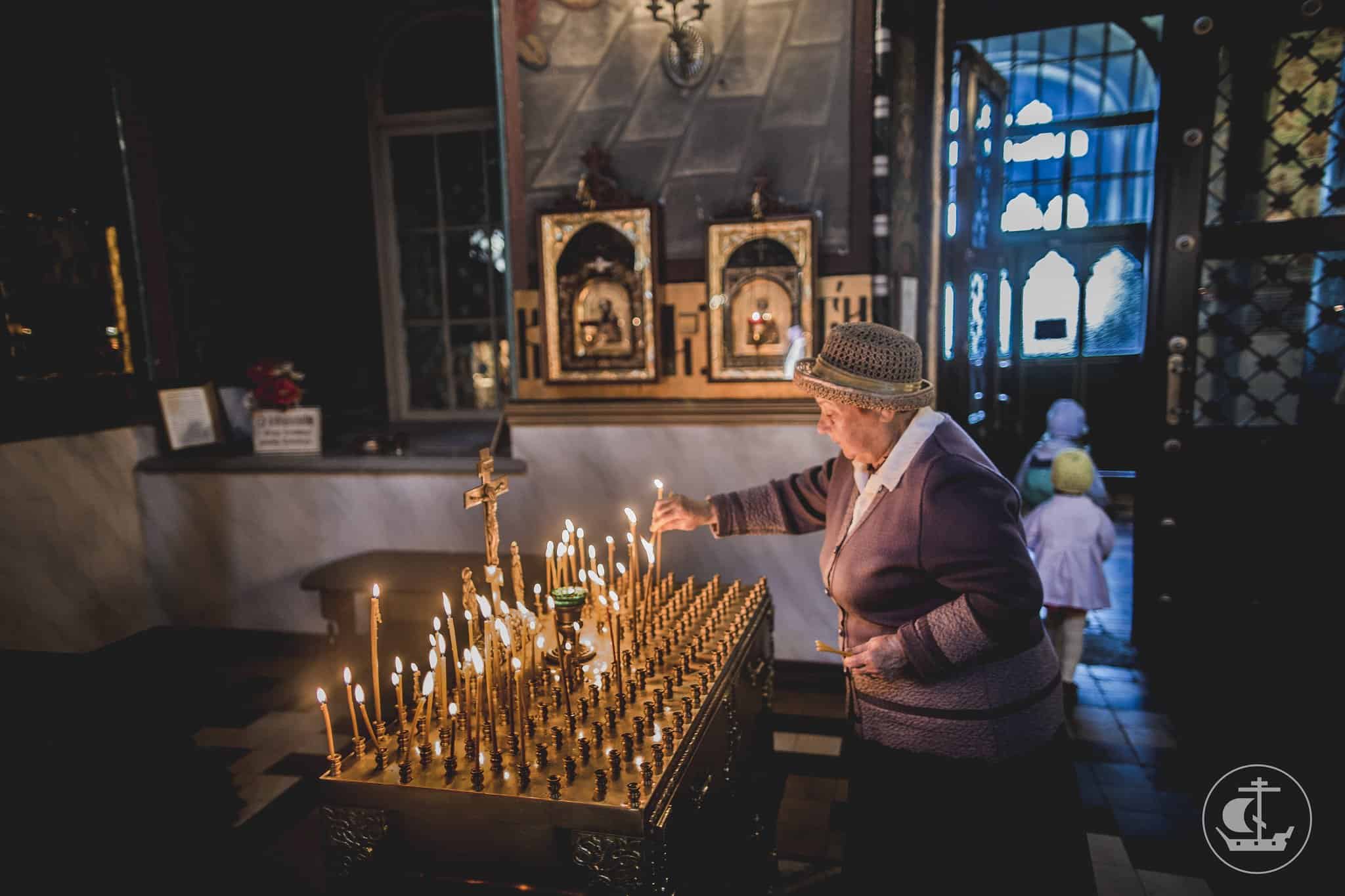 Поминают ли усопших на пасхальной неделе. Поминовение усопших живопись. Пасха мёртвых.