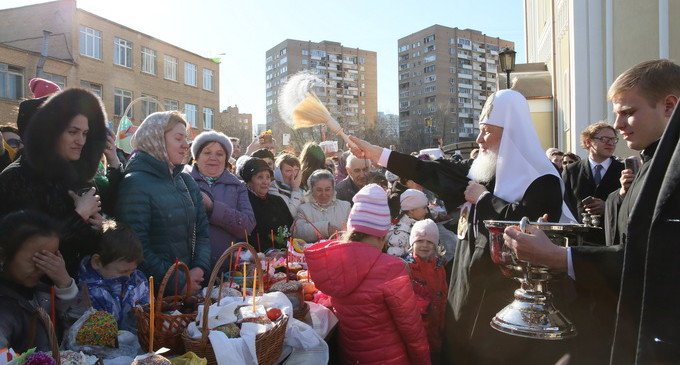 Патриарх Кирилл в Великую субботу освятил куличи в московских храмах