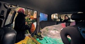 Паркуемся у дверей храма уже под вечер. Разгружаем заботливо упакованные охапки цветов.
