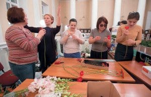 Разбираем герберы, каждый стебель надо обернуть тонкой проволокой для устойчивости