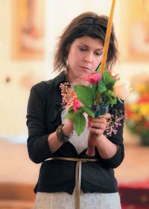 Ответственное дело: Алла Митрофанова украшает свечу для священника