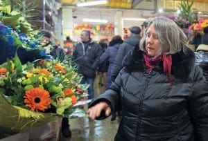 На рынке. Помимо отдельных цветов для украшения надо выбрать букеты гостям: архиепископу Евгению Верейскому и ректору МГУ В. А. Садовничему.