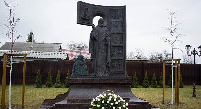 В Белгороде поставили памятник святому Серафиму Саровскому