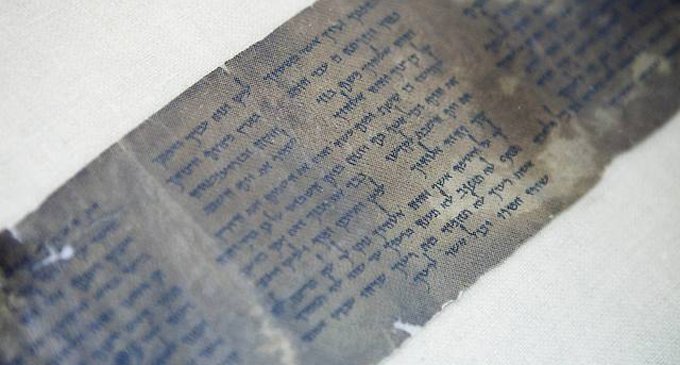 В Иерусалиме представили древнейшую копию «Десяти заповедей»