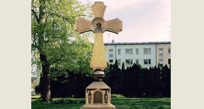 На бывшей даче нацистского маршала в честь Победы установили крест-памятник