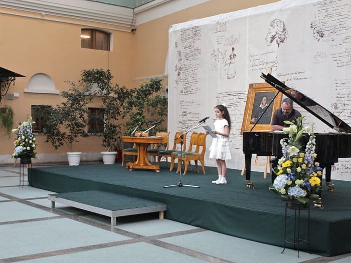 10-летняя Аня Остроумова читает свои стихи. Вернее, поет, на сочиненную ею же мелодию