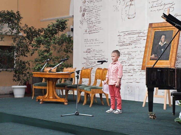 7-летний Ваня Макаров читает свою страшную историю «Черный стул», сочиненную год назад, когда он еще не умел писать