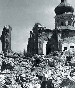 Патриарший экзарх митрополит Галицкий Иоанн у разрушенной немцами Киево-Печерской Лавры. Ноябрь 1943