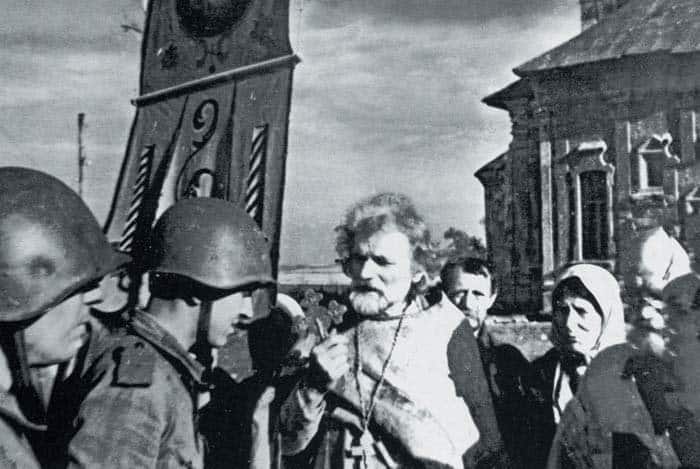 Священник отец Дмитрий (Орловский) благословляет советских бойцов перед боем. Орловское направление, 1943