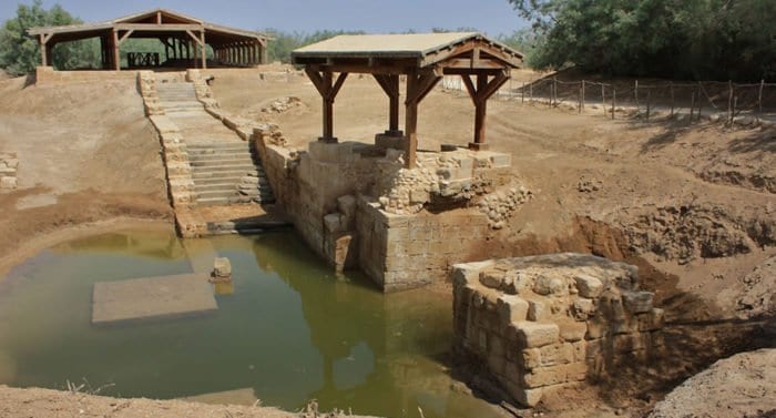 На каком берегу Иордана Иоанн крестил Христа?