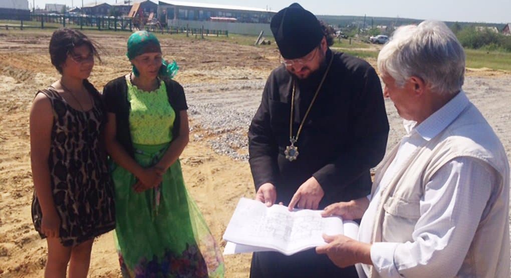 Многодетной якутской семье без кормильца помогает строить дом епархия