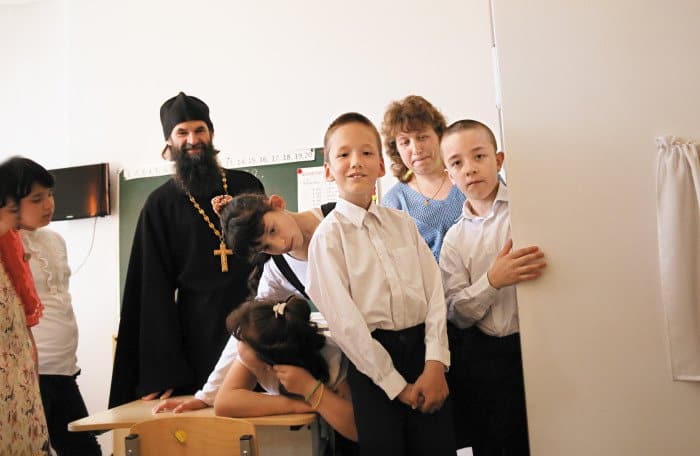 Отец Алексей окормляет и школу-интернат «Абсолют» в Райсеменовском