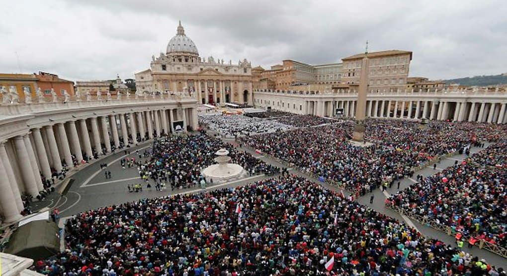 Полмиллиона католиков просят папу Франциска отстоять учение о браке