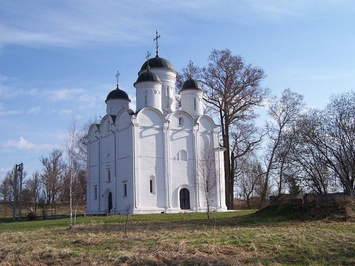 Собор Архангела Михаила XVI века в селе Микулино Лотошинского района Московской области