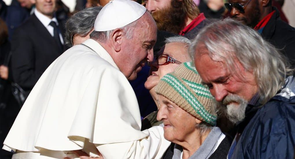 Папа Римский Франциск нарушил протокол ради трапезы с бездомными