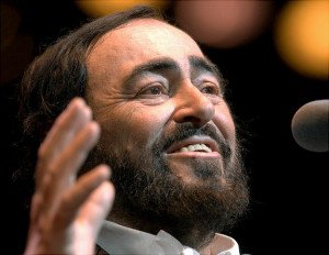 Luciano Pavarotti performs in Boston, Sunday, Nov. 25, 2001. Pavarotti is celebrating the 40th year as an opera singer. (AP Photo/Gretchen Ertl) Original Filename: PEOPLE_PAVAROTTI_BX104.jpg