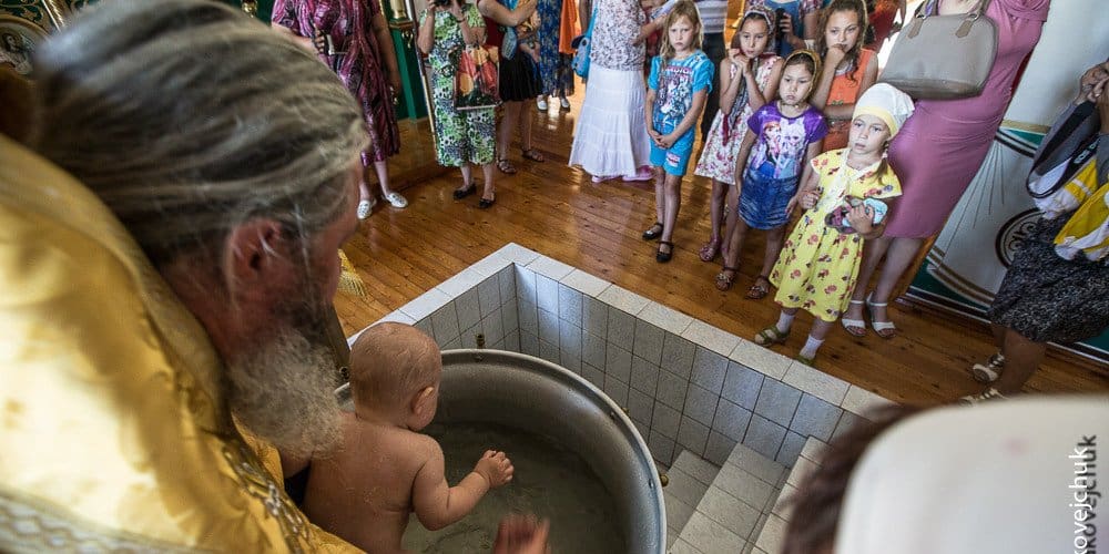 Когда после смерти родственника можно крестить ребенка?