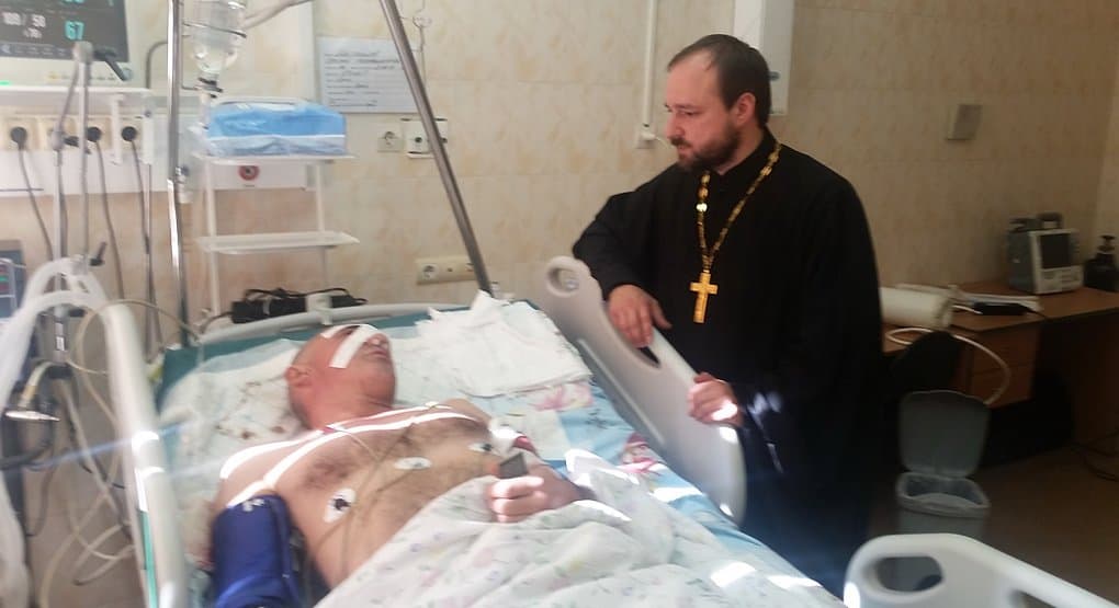 Пострадавших от циклона на Сахалине навестили священники