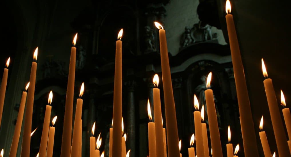 Для чего в храме зажигать свечи?