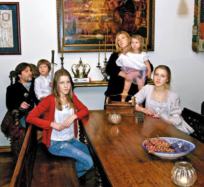 Семья художника: супруга Юлия и дети Федя, Глаша, Оля и Марфа