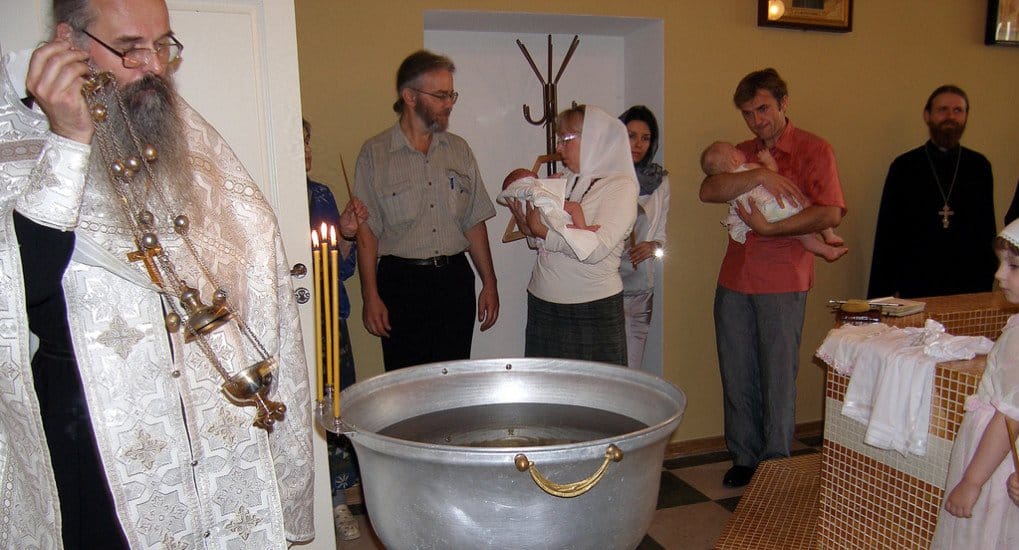 Нужно ли повторно креститься, если крестный отец или мать были неверующими?