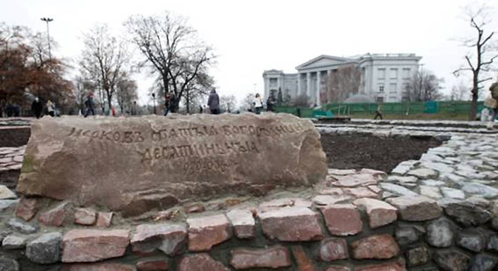 Оригинальный контур фундамента Десятинной церкви восстановили в Киеве