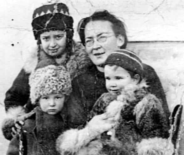 Елизавета Скобцова с детьми по прибытии во Францию