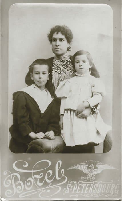 Виктор Никольский с матерью и сестрой 